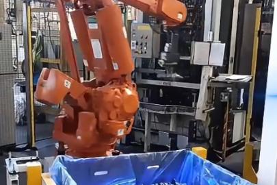 破局“黑灯工厂”：机器人上下料如何重塑智能制造的效率边界？